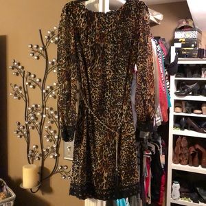 Tahari dress size 6 NWT with belt! Animal print.